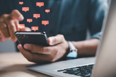 Yarının İşleri 'ni dizüstü bilgisayar ve akıllı telefonla şekillendiren işadamı, sosyal medya, SNS ve çevrimiçi pazarlama yoluyla yarının hayalini şekillendiriyor. Modern bir başyapıt.