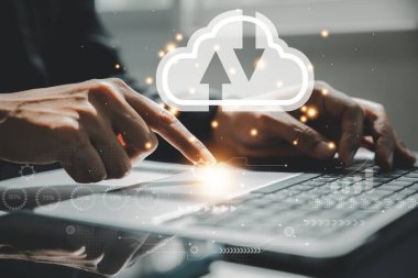 Dijital ekran arayüzünde grafik ve grafik simgeleriyle iş zekası kavramı ve finansal analiz için verileri analiz eden iş adamı. Bulut hesaplama