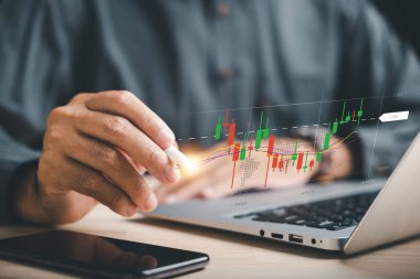 Simsar, şamdan grafiğini göstermek için dijital kalem kullanarak hisse senedi ticaretinde bilgilendirilmiş karar verme mekanizmasını gösteriyor. Finansal başarı ve kâr için teknoloji güdümlü yaklaşım. fiyat grafiği ve göstergesi