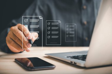 Müdür ekranda elektronik imza uygulaması ile internet üzerinden iş sözleşmesi imzalıyor. Yakın çekim, e-imza ve dijital belge yönetiminin verimliliğini yakaladı. Kağıtsız ofis kavramı vurgulandı.