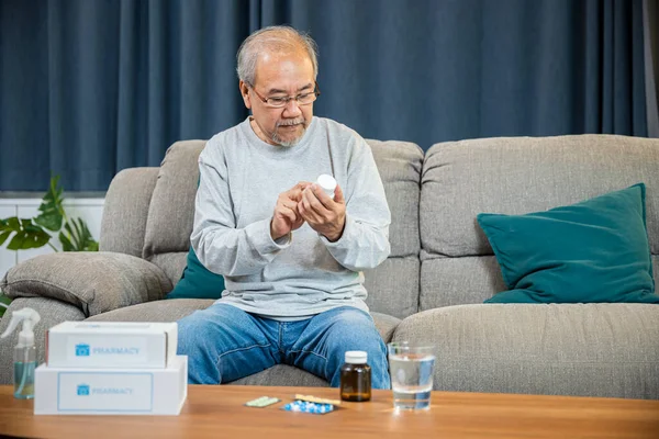 Asiatisk Gammel Mand Købe Naturlægemidler Self Cure Pille Online Fra - Stock-foto