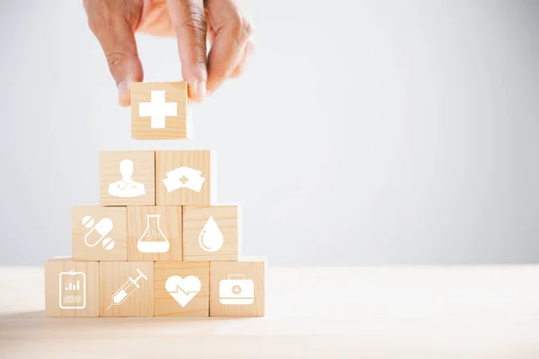 Konzeptbild Hand Hält Einen Holzblock Mit Gesundheits Und Medizinischen Ikonen — Stockfoto