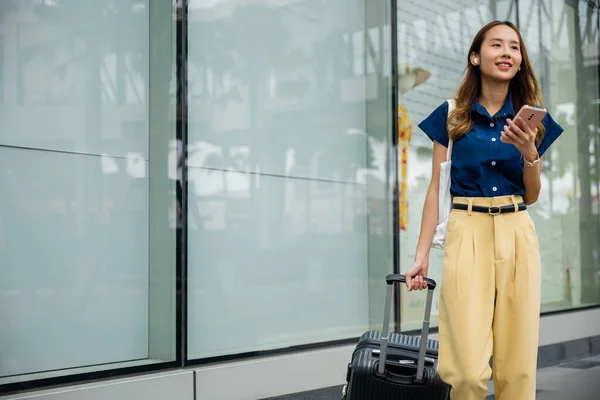 Fashionable Young Woman Walks Confidently City Street Her Suitcase Tow — Stock Photo, Image