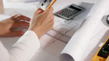 Mimari proje işyeri. Mimarlık bürosundaki masa başı tamir aletleri için ev planı taslağı üzerinde cetvel olan mimar çizimi, mimarlık taslak çizimi, mühendislik araçları