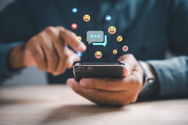 Merkezdeki sahne görevlisi akıllı telefon kullanıyor, canlı sohbet ve sosyal ağ kavramları için daktilo yazıyor. Sohbet kutusu simgeleri ortaya çıkıyor, dijital iletişim, sosyal medya pazarlaması. Sosyal medya pazarlama teknolojisi