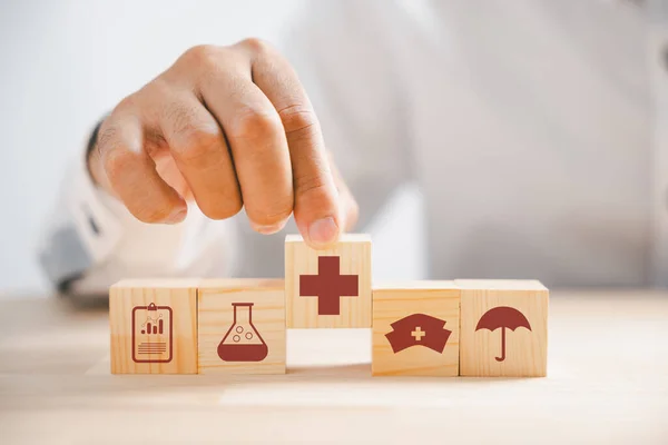 Von Hand Gehaltener Holzblock Zeigt Gesundheitswesen Und Medizinische Ikonen Vermittelt — Stockfoto