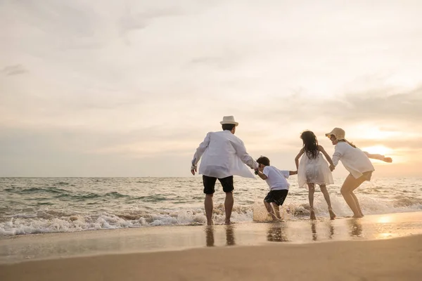 Šťastná Rodina Baví Skákání Pláži Při Západu Slunce Zpět Lidé — Stock fotografie
