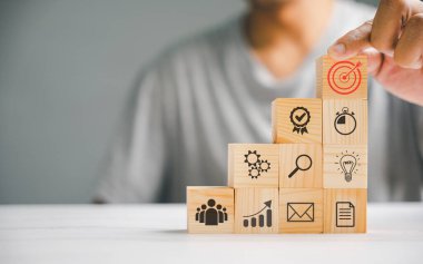 Ahşap blokları ustaca düzenlemek, bir iş stratejisi ve eylem planının uygulanmasını göstermek. İş geliştirme kavramını hedefliyorum. Boşluğu kopyala.