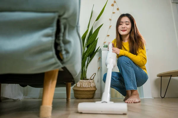 Housewife Female Dust Cleaning Floor Sofa Couch Furniture Vacuum Cleaner — Stockfoto