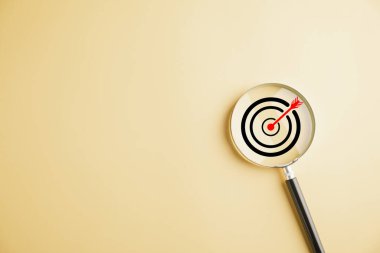 Hedef tahtaya yakınlaştıran bir büyüteç gösteriyor, iş amaçlarına odaklanıyor. Arkaplan ve kopyalama alanı yaratıcı çizelge, strateji ve kurumsal büyüme için izin verir.