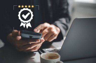 Standart uyum ve mükemmel iş performansı. ISO sertifikası ve belge yönetim sistemi ile kalite güvencesi. Akıllı telefonlar ve bilgisayarlar üzerinde çalışan iş adamları.
