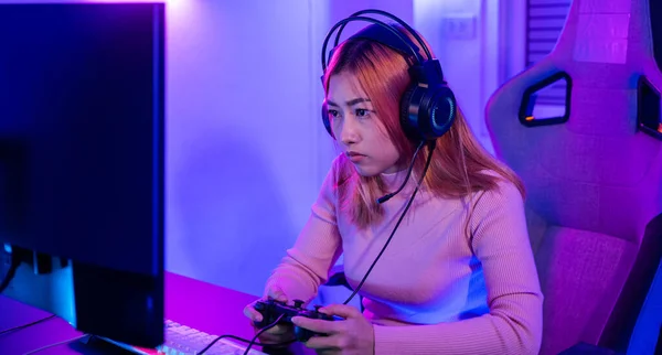 Femme Asiatique Joueuse Portant Des Écouteurs Jeu Tenant Console Joystick — Photo