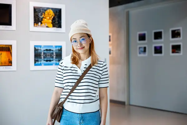 Besøgende Kvinde Smilende Kunstgalleri Samling Foran Indrammede Malerier Billeder Hvid - Stock-foto