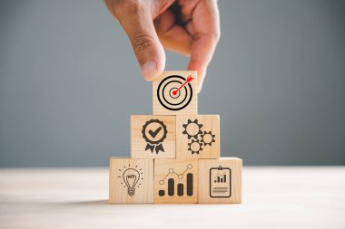 Elle düzenleme ahşap yığma, iş stratejisi ve eylem planı kavramını gözler önüne serme. Başarı ve hedefe ulaşma fikri hedefleniyor.