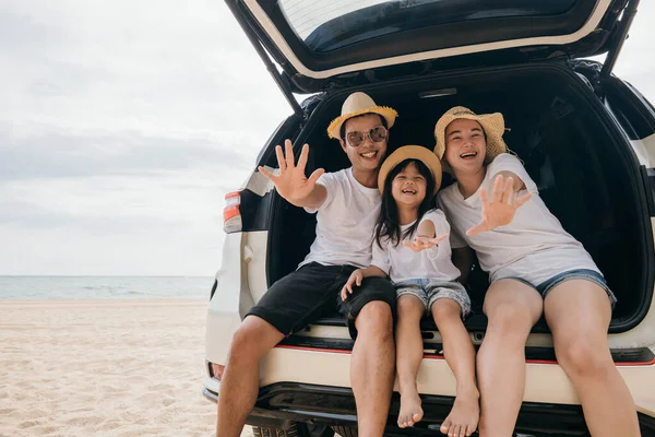 家庭日 父母和孩子们的女儿都喜欢坐着大路 坐着一家人的车 一边开车一边开车一边看镜头 一家人在海滩度假 快乐的人在海滩度假 — 图库照片