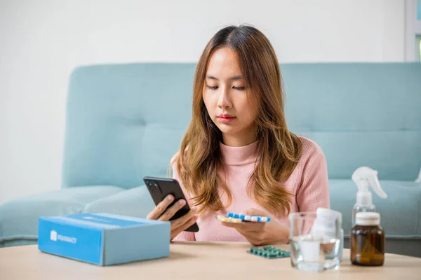 Asiático Doente Jovem Mulher Ler Receita Medicina Telefone Celular Inteligente — Fotografia de Stock
