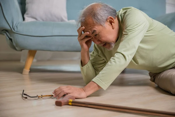 Asiatico Anziano Uomo Cadere Sdraiato Sul Pavimento Casa Solo Con — Foto Stock