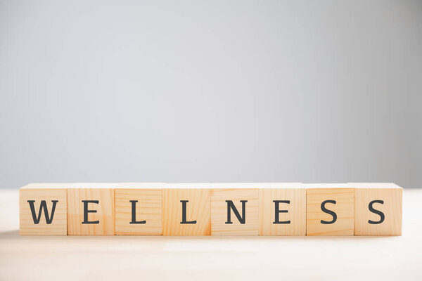 Träkub Block Har Ordet Wellness Inkapsling Begreppet Psykisk Hälsa Avkoppling — Stockfoto