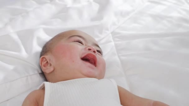 Asiático Lindo Bebé Cama Bajo Una Manta Suave Bebé Con — Vídeos de Stock