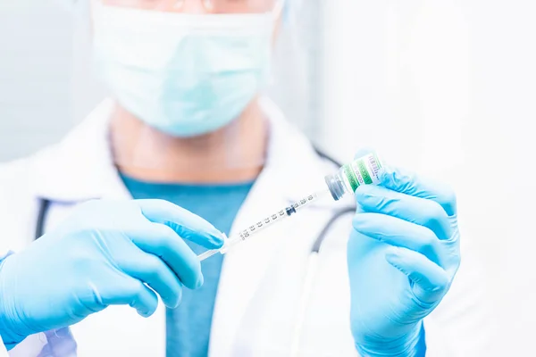 Covid Vaccin Doctor Man Trek Spuit Vloeibare Fles Covid Coronavirus — Stockfoto