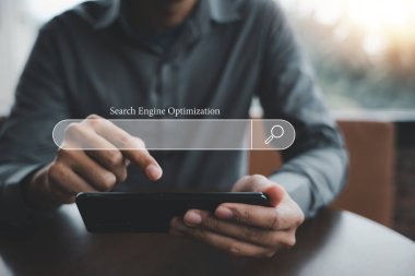 İş adamı SEO araçları ile çevrimiçi içeriği optimize etmek için akıllı telefon kullanıyor. Teknoloji ve iş konsepti. Arama çubuğuyla arama motoru optimizasyonu