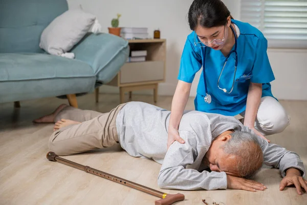 Engelli Yaşlı Hasta Bastonuyla Yere Düştü Bakım Evinde Asistanlık Yaptı — Stok fotoğraf