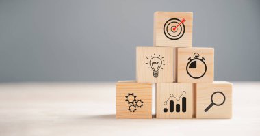 Eylem Planı, Gol ve Hedef simgeleri tahta blok basamağında. Başarı ve iş hedefi konsepti. Proje yönetimi ve şirket stratejisi ilerlemeyi simgeliyor.