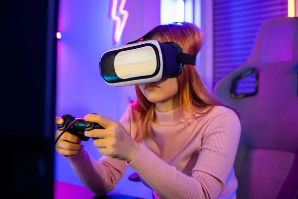 Mulher Excitada Virtual Jogando Controlador Gamepad Ela Muito Determinada Casa — Fotografia de Stock