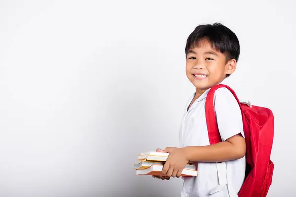アジアの愛らしい幼児笑顔幸せな身に着けている学生タイ制服赤いパンツスタンド本のための研究のための準備ができて学校のために白い背景に隔離された 肖像小さな子供の男の子の就学前 学校に戻る — ストック写真