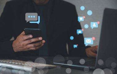 Akıllı telefonla tatilde dijital hayatı yaşamak. Sosyal medya veri analizi, içerik oluşturma ve çevrimiçi ağ oluşturma kavramı. Evden Sosyal Mesafe ve Çalışma. Sosyal medya kavramı