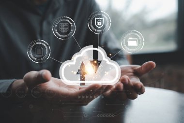 Bulut hesaplama teknolojisi iş başında, sunucuya, ağa ve depolama hizmetlerine küresel pazarlama desteğiyle erişmek için laptop kullanan bir adam, online şirketler için bir kavram.