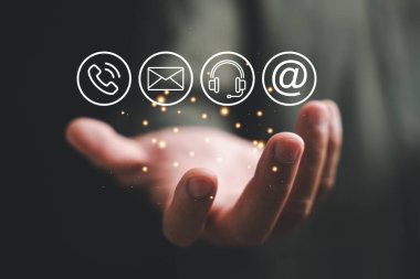 Bize telefon, e-posta ve mesaj simgeleriyle tasvir edilen konsept ile ulaşın. Müşteri hizmetleri çağrı merkezi ve geri bildirim pankartta gösterildi. İletişim, iletişim ve geri besleme için kullanılabilir alanı kopyala