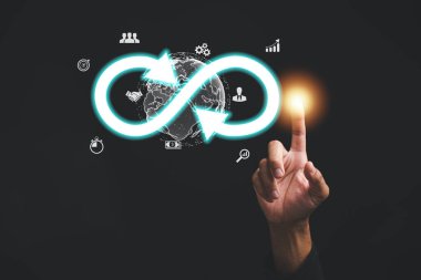 İş adamları iş dünyasının teknoloji ikonlarına işaret ederek, küresel internet bağlantısını ve dijital pazarlamayı temsil ediyorlar. Finans ve bankacılık kavramları vurgulanmış, dijital bağlantı teknolojisi ve büyük veriler