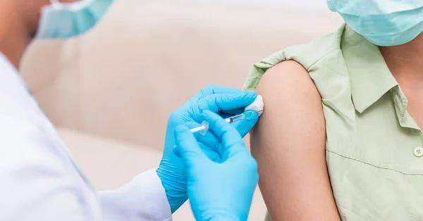 Aşılama Doktor Adam Genç Kadına Coronavirus Aşısı Omzuna Maske Takan — Stok fotoğraf