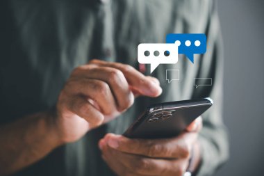 Hassasiyetle, insan akıllı telefonunu canlı sohbet için kullanır, sosyal ağı somutlaştırır ve sohbet kavramlarını somutlaştırır. Sohbet kutusu simgeleri sosyal arabuluculuğun teknoloji güdümlü erdemini sembolize ediyor.