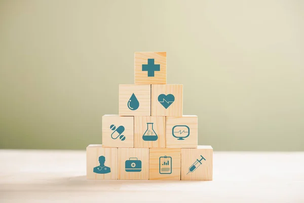 Gesundheits Und Versicherungskonzept Durch Eine Pyramide Aus Holzwürfeln Dargestellt Gekrönt — Stockfoto