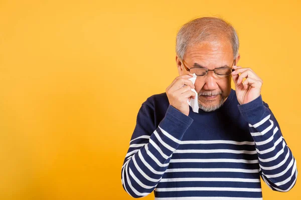 Asiatico Anziano Uomo Piangendo Sollevare Bicchieri Con Tessuto Wipe Rosso — Foto Stock