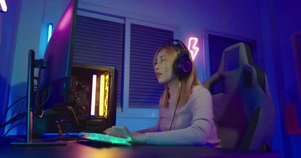 Κερδίζοντας Νίκη Ασιατική Gamer Παίζει Online Video Game Ενθουσιασμένος Επιτραπέζιο — Αρχείο Βίντεο