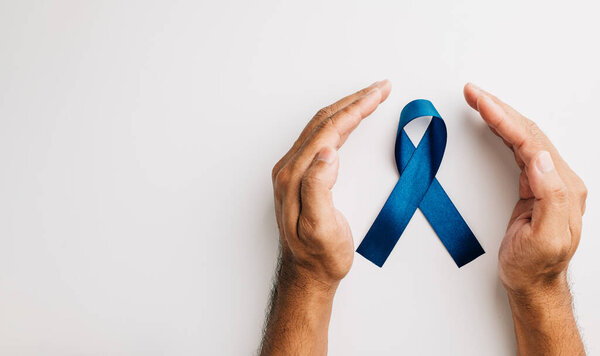 В ноябре синяя лента, держащаяся в руках, означает мужскую осведомленность о здоровье, сосредоточенную на раке простаты. Горячее напоминание как для семей, так и для пациентов.