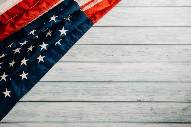 Gaziler Günü 'nü vatansever bir konseptle kutlayın. Tahta arka planda Amerikan bayrakları, onuru, gururu ve demokrasiyi sembolize ediyor. 11 Kasım gazilerimizi onurlandırmak için bir gündür..