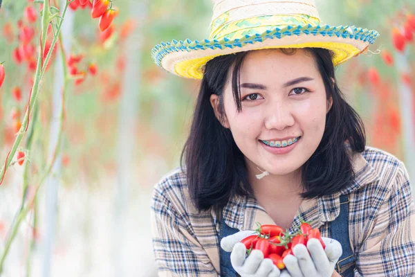 Porträt Der Bäuerin Junge Frau Uniform Lächelnd Mit Frischen Roten — Stockfoto
