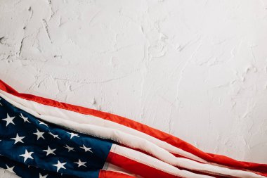 Gaziler Günü 'nü Amerikan onurunu, gururunu ve birliğini simgeleyen klasik bir Amerikan bayrağıyla kutlayın. Yıldızlar ve çizgiler hükümeti ve vatansever zaferi temsil ediyor. çimento arkaplanında izole