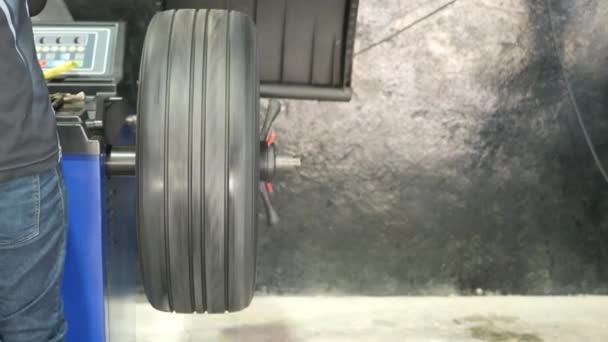 Auto Mechanic Balancing Wheel Places Weights Steel Rim Machine Balancer — Stockvideo