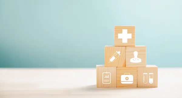 Gesundheitswesen Und Versicherung Visualisiert Durch Eine Pyramidenförmige Anordnung Von Holzwürfeln — Stockfoto