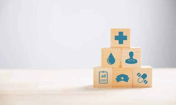 Pyramidenholzwürfel Stapelförmig Angeordnet Stellen Das Konzept Der Krankenversicherung Dar Medizinische — Stockfoto