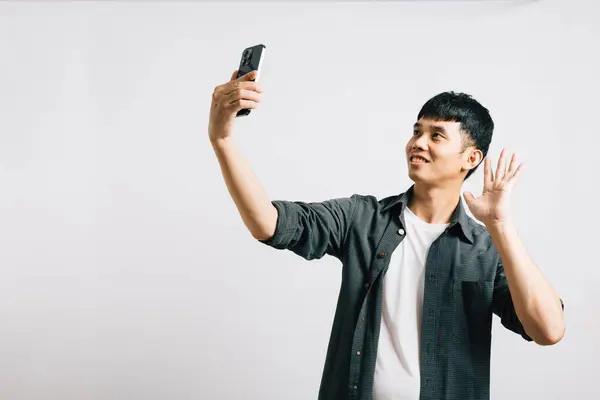 Glimlachende Aziatische Man Vangt Het Moment Met Een Selfie Zijn — Stockfoto