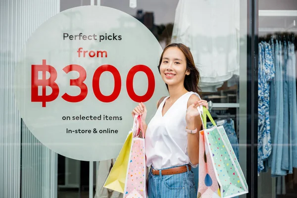 Alışveriş Çantalarını Taşıyan Bir Kadın Alışveriş Için Heyecanlı Şehir Moda — Stok fotoğraf