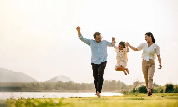 Glückliche Familien Genießen Einen Tag Der Natur Laufen Und Spielen — Stockfoto