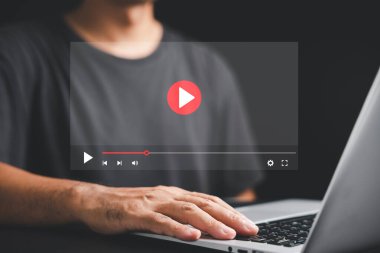 Adam internetten canlı yayın izliyor. Ekranda bir multimedya oynatıcıyla çevrimiçi video yayınının kavramsal görüntüsü. Dijital ortamda eğlenmeye devam edin..
