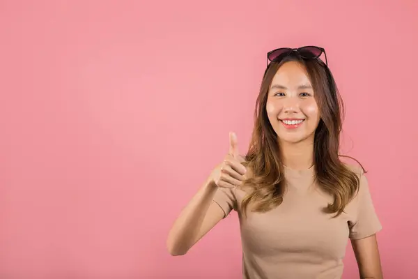 Portrét Asijské Krásná Mladá Žena Úsměvem Ona Stojící Udělal Prst — Stock fotografie